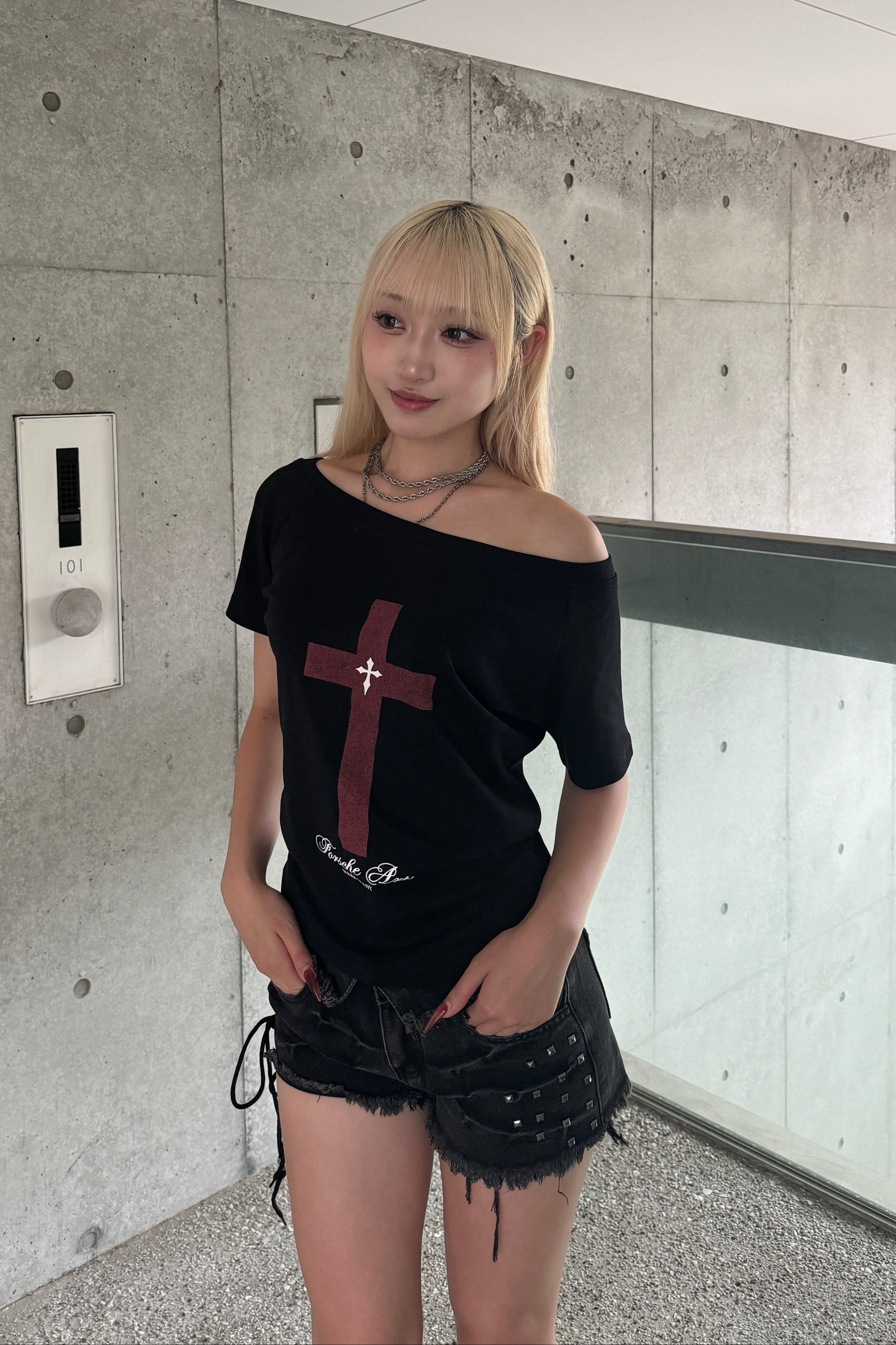 cross in blood off-shoulder KSG20901