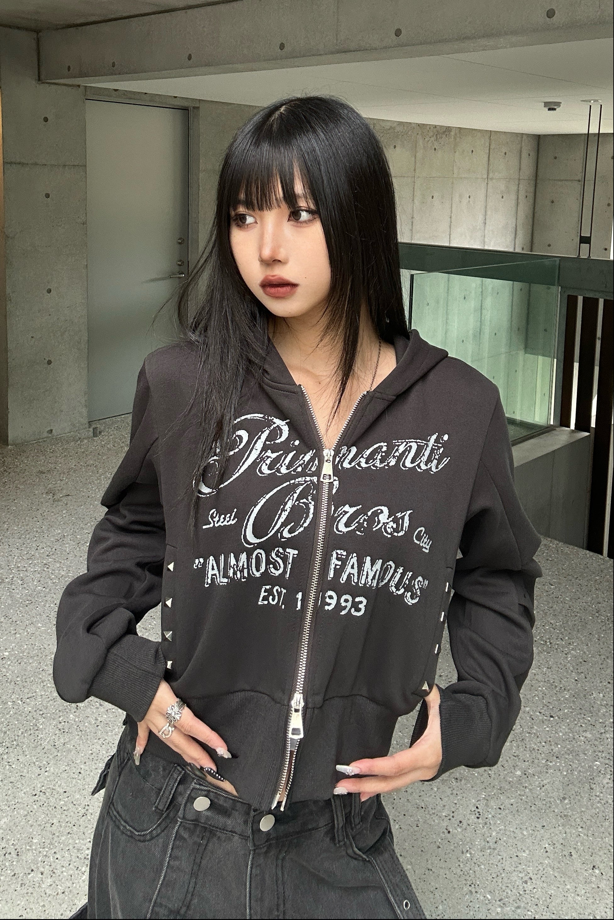 スタッズレタリングショートパーカー KSG21134