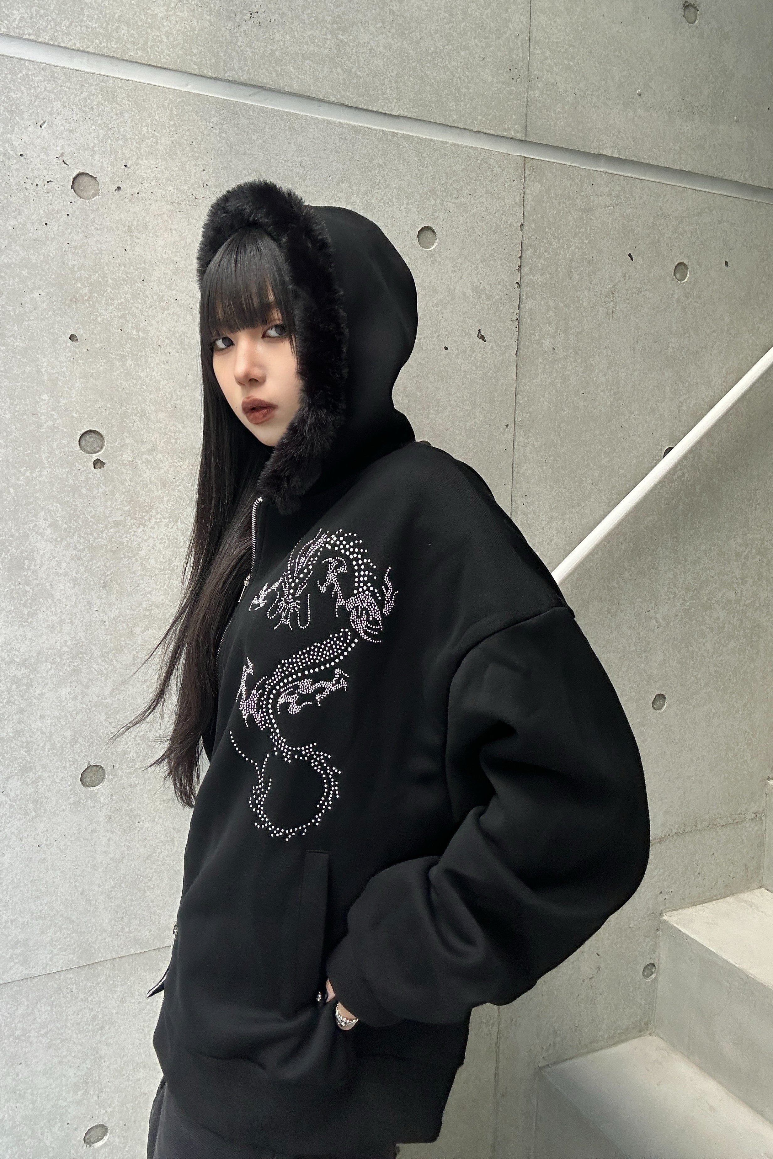 オーバーサイズドラゴンラメファーフーディー KSG20739