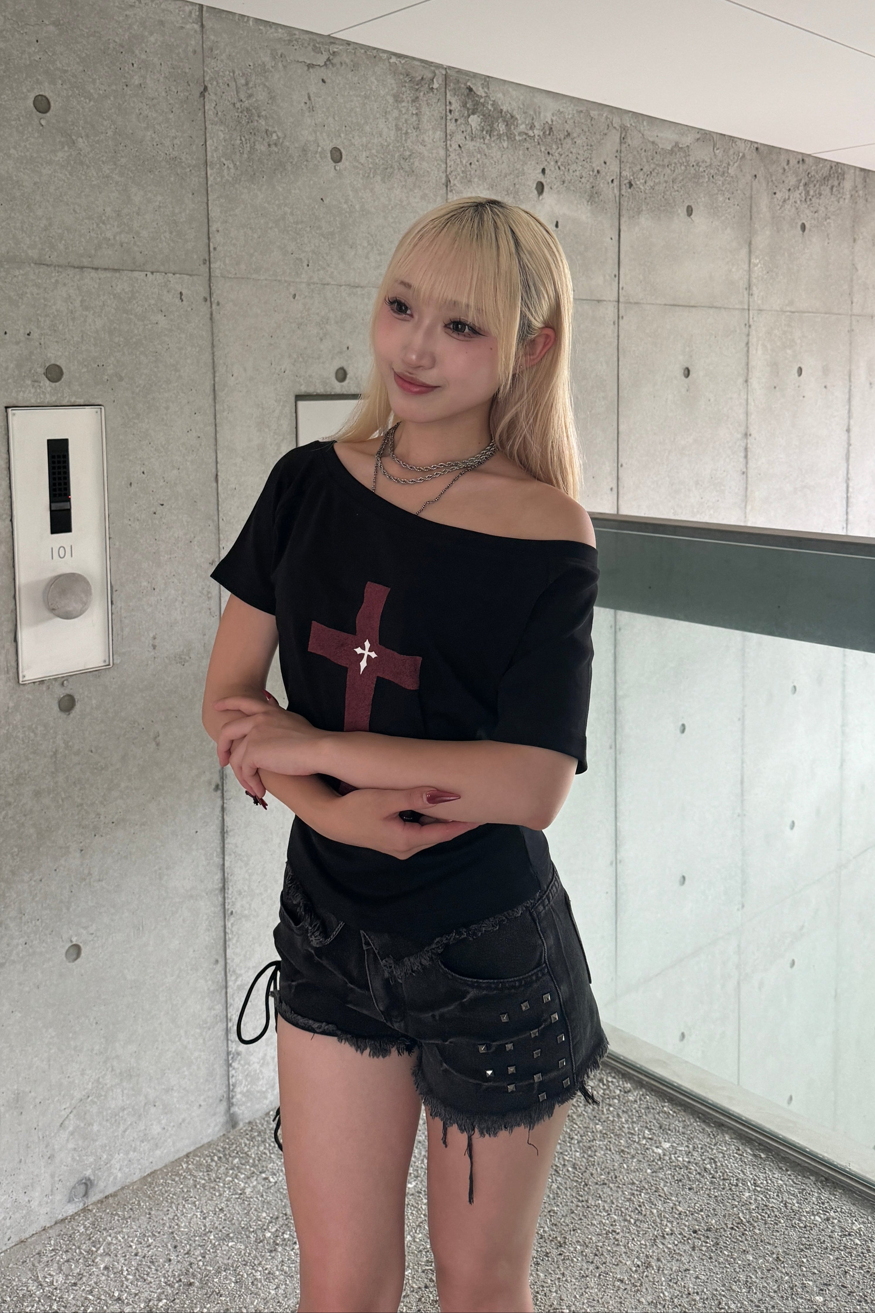 cross in blood off-shoulder KSG20901