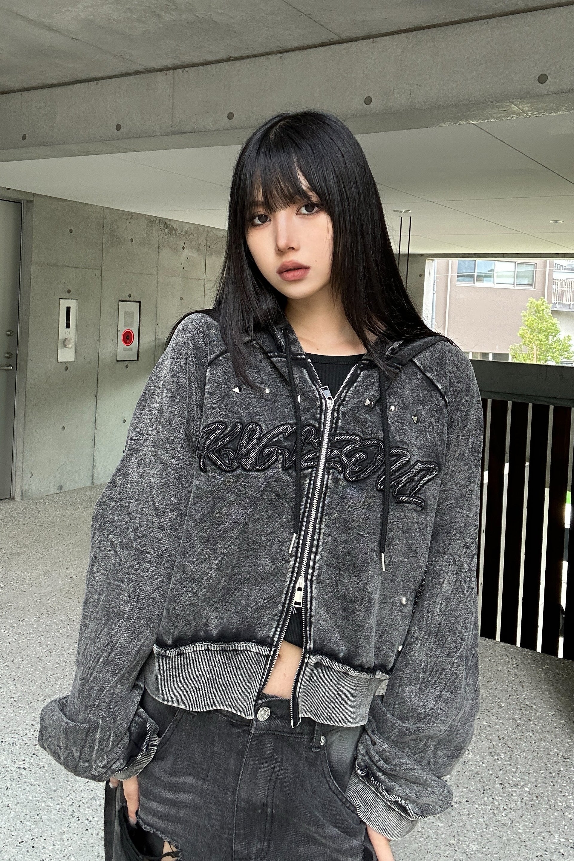 クロップドスタッズダメージフーディー KSG20933