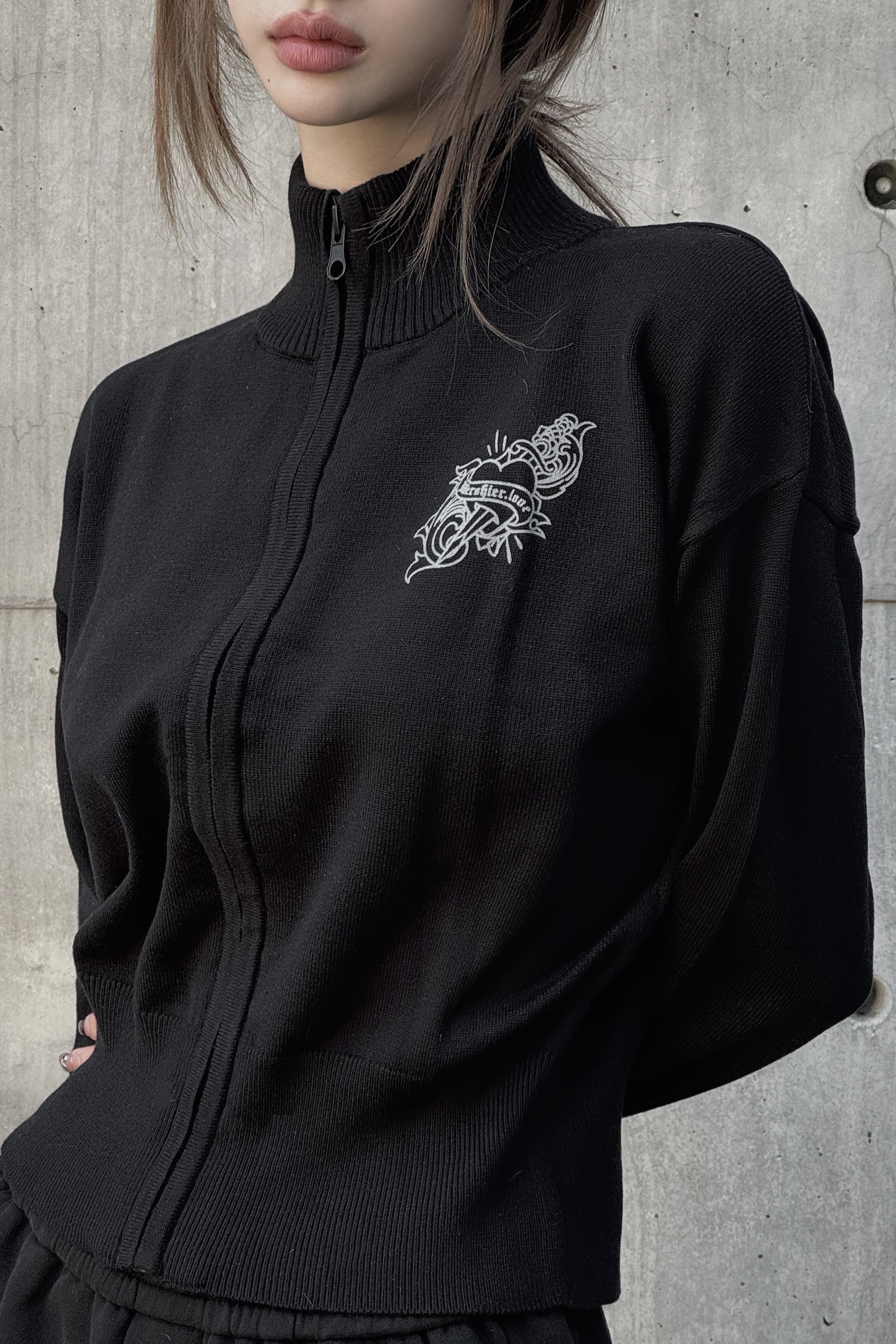 バックレタリングクロップドジップニット KSG21151